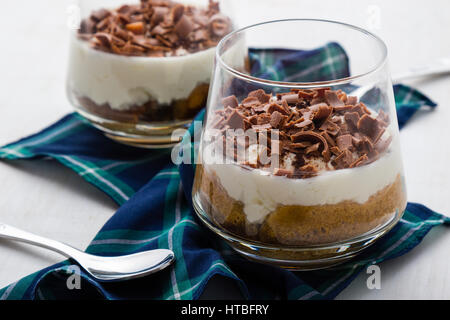 traditionelle italienische Tiramisu Dessert im Glas mit Schokolade Stockfoto