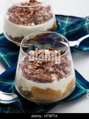 traditionelle italienische Tiramisu Dessert im Glas mit Schokolade Stockfoto