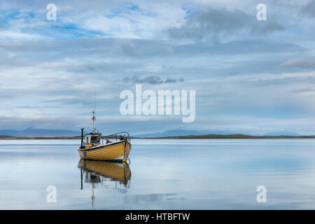 Ein Fischerboot in Clew Bay, Co. Mayo, Irland Stockfoto