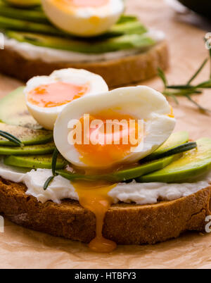frisch geschnittene Avocado und gekochtes Ei-sandwich Stockfoto