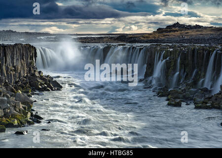 Ein Sturm Pässe hinter Selfoss Wasserfälle, Island Stockfoto