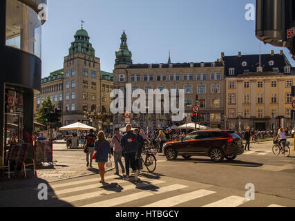 Kopenhagen, Dänemark - SEPTEMBER 5:Pedestrians im zentralen Kopenhagen Gammeltorv (Old Square) und Caritas-Brunnen. Dänemark Europa am 5. September 2016 Stockfoto