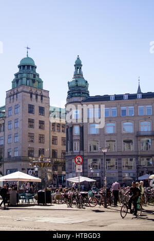 Kopenhagen, Dänemark - 5. SEPTEMBER: Radfahrer warten auf grünes Licht in zentralen Gammeltorv Square und Caritas Brunnen Kopenhagen Dänemark Europa am Sep Stockfoto