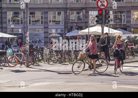 Kopenhagen, Dänemark - 5. SEPTEMBER: Radfahrer warten auf grünes Licht in Kopenhagen Dänemark Mitteleuropa auf 5. September 2016 in Kopenhagen, Dänemark. Stockfoto