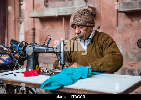 Ein Mann, der arbeitet an einer Nähmaschine auf Sadar Markt in Jodhpur, Rajasthan, Indien. Stockfoto