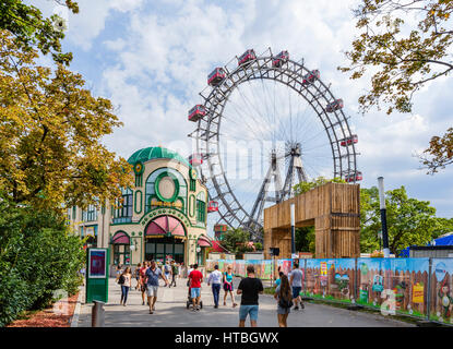 Wien, Prater. Eintritt in den Prater mit Blick auf das Wiener Riesenrad (Riesenrad), Wien, Österreich. Stockfoto