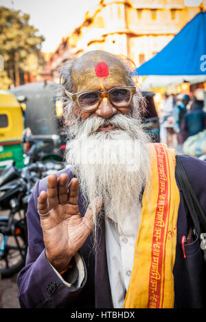 Ein Yogi oder heiliger Mann auf einem Markt in Jaipur, Rajasthan, Indien. Möglicherweise ein Sadhu Stockfoto