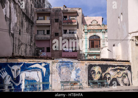 Havanna, Kuba am 23. Dezember 2015: bemalte Wand mit alten Wohngebäuden in Havanna Stockfoto