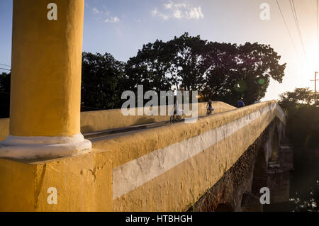 Sancti Spiritus, Kuba am 31. Dezember 2015: alte gelbe Brücke in am Nachmittag Licht Stockfoto