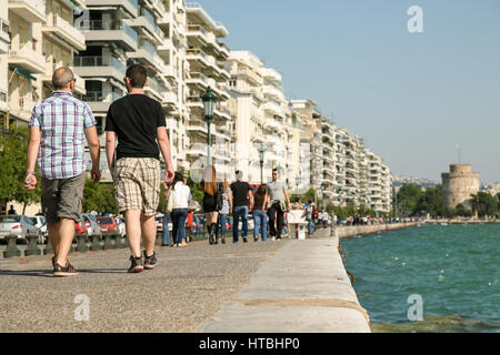 THESSALONIKI. Griechenland. 15. Mai 2011: Menschen gehen ot Nikis Avenue - Victory Avenue in Thessaloniki. Griechenland. Weißer Turm gesehen Om einen Hintergrund Stockfoto