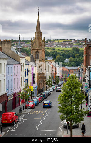 Zeigen Sie auf Carlisle Straße mit Turm von Carlisle Straße methodistische Kirche, Londonderry, County Derry, Nordirland, Vereinigtes Königreich an Stockfoto