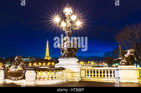 Die Brücke Alexandre III ist ein Deck Bogenbrücke, die Seine in Paris erstreckt. Es gilt als der am meisten verzierte, extravagante Brücke in der Stadt Stockfoto