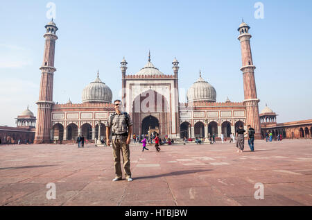 Männliche Touristen posieren für Bild in Jama Masjid Moschee in Delhi, Indien. Stockfoto