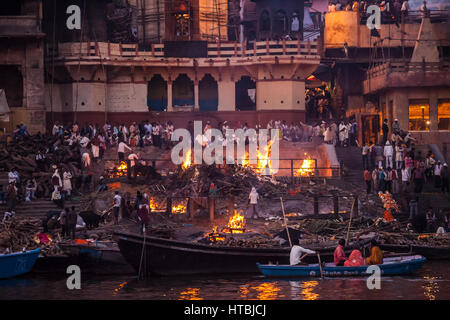 Der offene Beerdigung Pires / Einäscherung feuert auf Manikarnika Ghat entlang des Ganges, Varanasi, Uttar Pradesh, Indien. Stockfoto