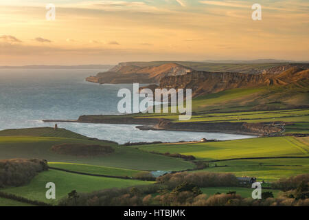 Der Jurassic Coast Clavell Tower und Kimmeridge Bucht von Swyre Kopf, Purbeck, Dorset, England, Vereinigtes Königreich Stockfoto