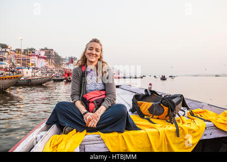 Porträt der Frau Tourist Reiten auf einem Ruderboot auf den Ganges in Varanasi, Indien. Stockfoto