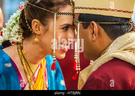Die glückliche Braut und Bräutigam auf einer indischen Hochzeit Blick in ein Anothers Augen mit ihren Stirnen berühren. Stockfoto