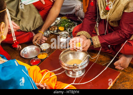 Der Bräutigam bei einem indischen / Hindu Hochzeit, die eine Blume oben eine silberne Schale. Stockfoto