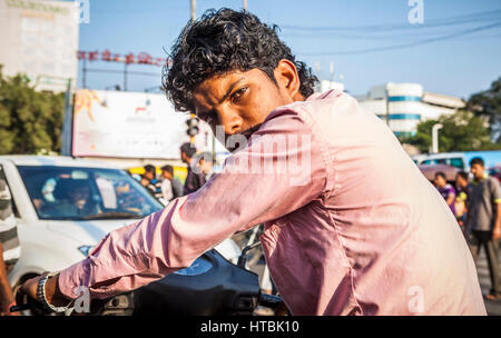 Porträt eines Mannes auf einem Motorroller in Pune, Indien. Stockfoto