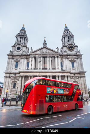 St. Pauls Cathedral mit Doppeldecker Bus vorbeifahren. London, UK. Stockfoto