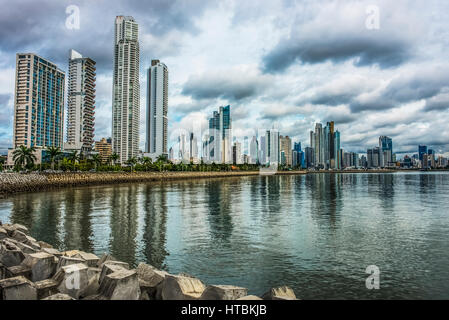 Ein Teil der Panama City Skyline bei Cinta Costera Bereich von dem Küstenweg in der Nähe von Casco Veijo gesehen; Panama-Stadt, Panama