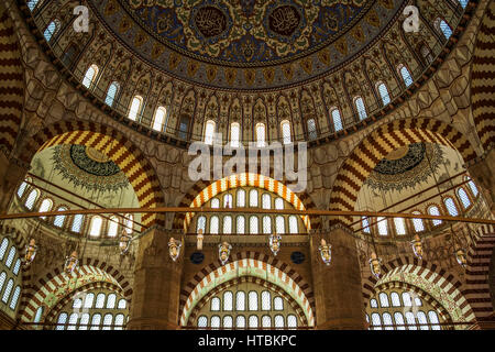Innenansicht der zentralen Kuppel und die tragende Struktur des Zwickeln, Bögen und semi-Kuppeln der Selimiye Moschee; Edirne, Türkei Stockfoto