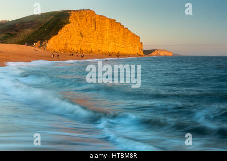 Der Strand unterhalb East Cliff, West Bay, Jurassic Coast, Dorset, England, UK Stockfoto