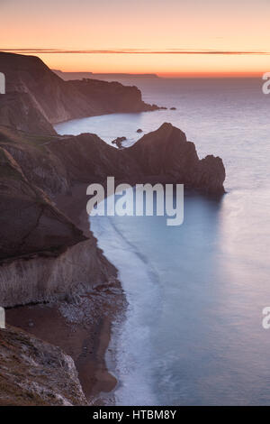 Durdle Door und St. Oswald Bucht von Swyre Head bei Dämmerung, Purbeck, Jurassic Coast, Dorset, England, UK Stockfoto