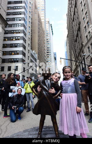 New York City, USA. 9. März 2017. Eine Bronzestatue, die unter dem Titel "Furchtlosen Mädchen" des Bildhauers Kristen Visbal wurde offiziell enthüllt in Lower Manhattan, gegenüber der legendären Wall Street Bull um die Notwendigkeit für mehr weibliche Führungskräfte in Wall-Street Finanzmärkte zu symbolisieren. Ursprünglich geplant für eine Woche bleiben, haben Sponsoren gebeten, länger zu bleiben, angesichts der Zahl der Besucher, die es erstellt hat. Bildnachweis: Andy Katz/Pacific Press/Alamy Live-Nachrichten Stockfoto