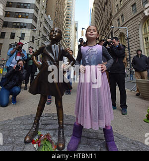 New York City, USA. 9. März 2017. Eine Bronzestatue, die unter dem Titel "Furchtlosen Mädchen" des Bildhauers Kristen Visbal wurde offiziell enthüllt in Lower Manhattan, gegenüber der legendären Wall Street Bull um die Notwendigkeit für mehr weibliche Führungskräfte in Wall-Street Finanzmärkte zu symbolisieren. Ursprünglich geplant für eine Woche bleiben, haben Sponsoren gebeten, länger zu bleiben, angesichts der Zahl der Besucher, die es erstellt hat. Bildnachweis: Andy Katz/Pacific Press/Alamy Live-Nachrichten Stockfoto