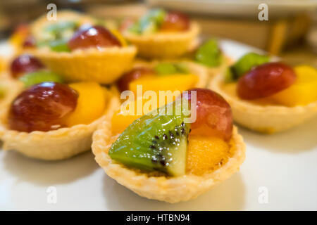 Kiwi, Mango, Trauben köstliches Dessert Obst Torte Teig Stockfoto