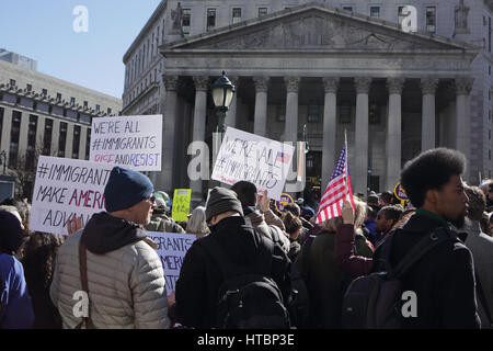 New York, NY, USA - 9. März 2017: Eine Gruppe von etwa 100 Personen Rallye in Foley Quadrat, vor einem Gericht in Manhattan, Trump Reiseverbot zu protestieren Stockfoto