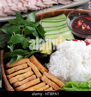 Köstliche vietnamesische Küche, Brötchen Dau Mam Tom, beliebte Suppen aus Nudeln mit gekochtem Fleisch, gebratenem Tofu, Shrimps-paste, grünes Gemüse, cucumer Stockfoto