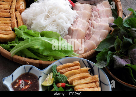 Köstliche vietnamesische Küche, Brötchen Dau Mam Tom, beliebte Suppen aus Nudeln mit gekochtem Fleisch, gebratenem Tofu, Shrimps-paste, grünes Gemüse, cucumer Stockfoto