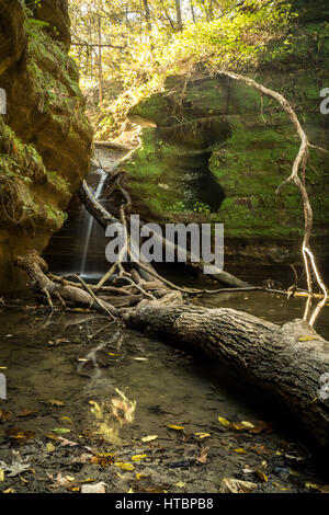 Wasser sanft Kaskadierung durch Kaskaskia Canyon.  Ausgehungert Rock State Park, USA. Stockfoto