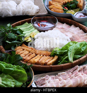 Köstliche vietnamesische Küche, Brötchen Dau Mam Tom, beliebte Suppen aus Nudeln mit gekochtem Fleisch, gebratenem Tofu, Shrimps-paste, grünes Gemüse, cucumer Stockfoto