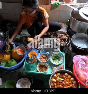 Vietnamesin Vietnam verkaufen Lebensmittel für Frühstück, Reis, spagheti Banh MI in kleinen Restaurant, Suppe mit gebratenen Fisch, Brot mit geschmortem Schweinefleisch, Vietnam Stockfoto