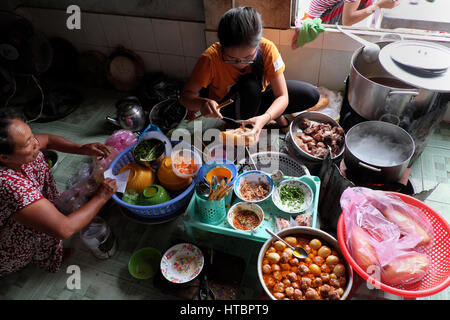 Vietnamesin Vietnam verkaufen Lebensmittel für Frühstück, Reis, spagheti Banh MI in kleinen Restaurant, Suppe mit gebratenen Fisch, Brot mit geschmortem Schweinefleisch, Vietnam Stockfoto