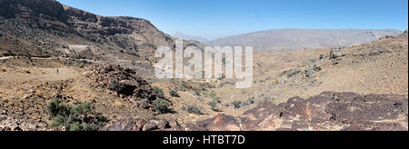 Panoramablick auf einer unbefestigten Straße schlängelt sich durch die Berge in Oman Stockfoto