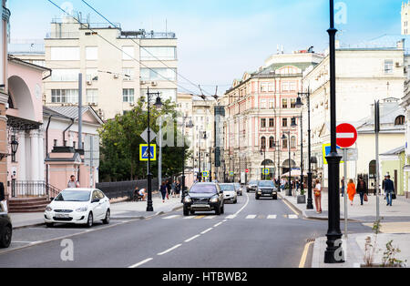 Moskau - 26. August 2016: Verkehr auf Myasnitskaya Straße, Blick auf die ehemalige "Kondratieff" Gästezimmer. Dieses Gebiet ist bekannt aus dem Jahr 1482, es gibt eine Menge Stockfoto