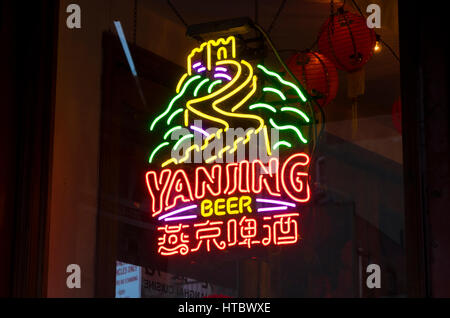 Melden Sie ein Neon Yanjing Bier in einem Restaurant Fenster in Chinatown in New York City Stockfoto