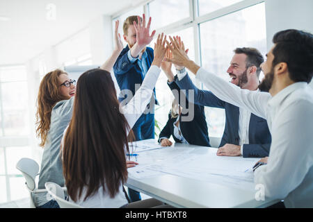 Glücklich Geschäftskollegen feiert erfolgreiches Geschäftsjahr Stockfoto