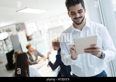 Erfolgreiche glückliche Arbeiter in IT-Branche arbeiten im Büro Stockfoto