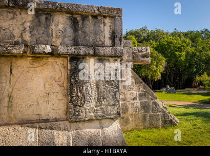 Jaguar-Köpfe der Venus-Plattform in alten Maya-Ruinen von Chichen Itza - Yucatan, Mexiko Stockfoto