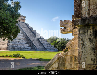 Jaguar-Kopf und Maya Tempel Pyramide des Kukulkan - Chichen Itza, Yucatan, Mexiko Stockfoto