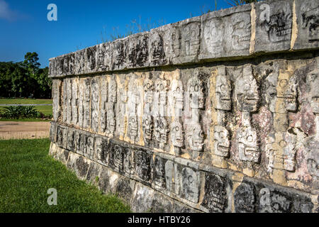 Tzompantli Wand der Schädel bei Chichen Itza - Yucatan, Mexiko Stockfoto