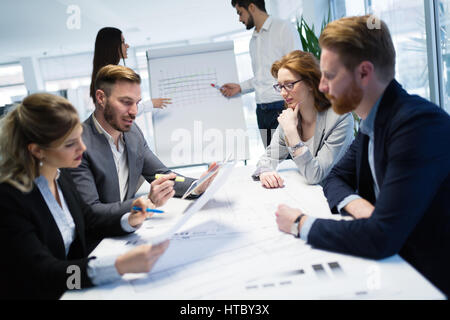 Kollegen, die Teilnahme an Seminaren und Geschäftstreffen in Firmensitz Stockfoto