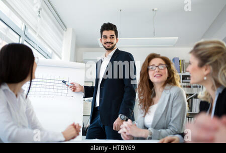 Kollegen, die Teilnahme an Seminaren und Geschäftstreffen in Firmensitz Stockfoto