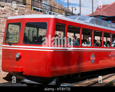 Trainieren Sie abfliegen, Manitou und Pikes Peak Cog Railway Depot, Manitou Springs, Colorado. Stockfoto