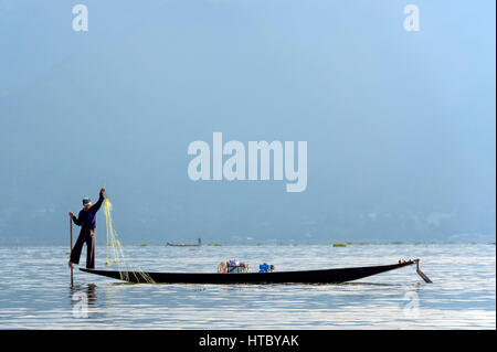 Myanmar (vormals Birmanie). Inle-See. Shan State. Fischer Intha, Volksgruppe der Inle-See Stockfoto